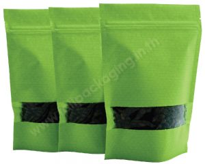 กระเป๋ากระดาษลายเขียวมีหน้าต่างสี่เหลี่ยมผืนผ้า